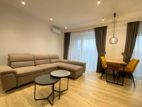 - un salon avec un canapé et une table dans l'établissement North Star Apartment 5, à Timişoara