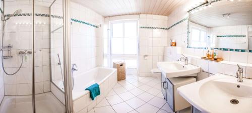 biała łazienka z umywalką i prysznicem w obiekcie hirsch in pink - wohnen wie zuhause w mieście Türkheim