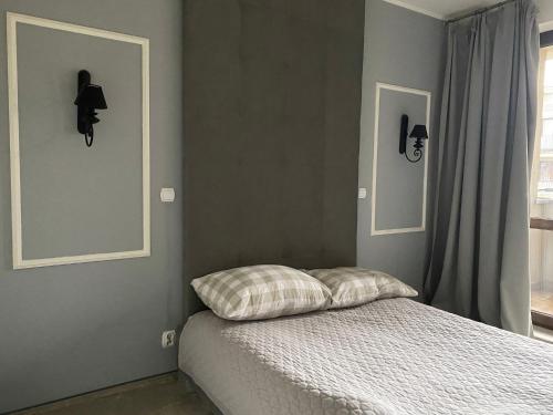 a bedroom with a bed and a mirror on the wall at Apartamenty Dream of Bydgoszcz in Bydgoszcz