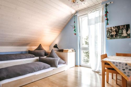 Pokój z 2 łóżkami, stołem i oknem w obiekcie hirsch in pink - wohnen wie zuhause w mieście Türkheim