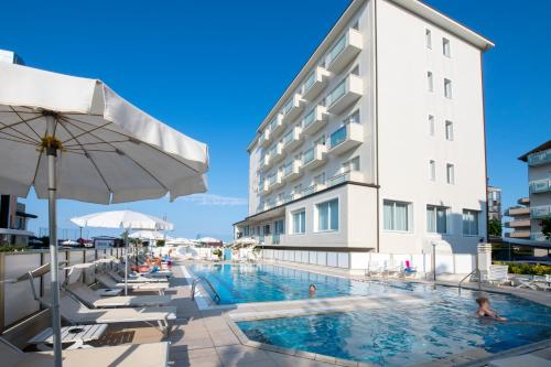 a swimming pool in front of a hotel at Hotel Continental in Milano Marittima