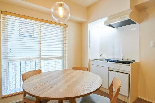 a kitchen with a table and chairs and a sink at 江戸川橋レジデンス EDOGAWABASHI RESIDENCE in Tokyo