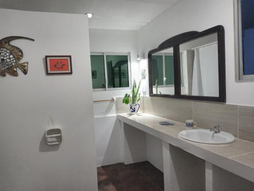 Un baño de Hospedaje Algarrobo Machalilla