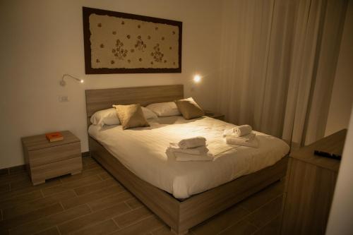 a bedroom with a bed with towels on it at JN holiday home in Rome