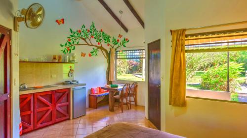 eine Küche mit einem Tisch und einem Baum an der Wand in der Unterkunft Monte Terras in Tronadora