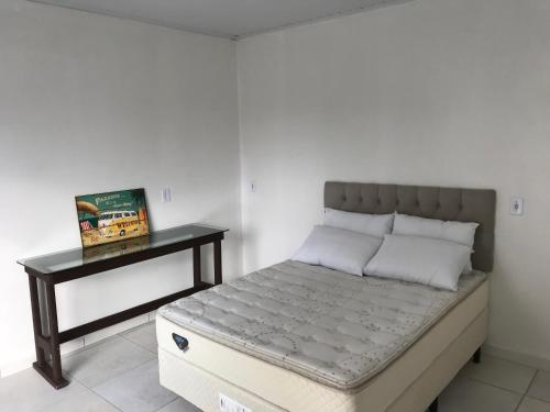 מיטה או מיטות בחדר ב-Residêncial Casa da Vila apto 1