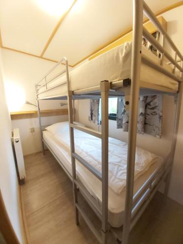 Poschodová posteľ alebo postele v izbe v ubytovaní Comfortabel en gezellig familie chalet tot 6 personen op de Veluwe Bungalowpark De Kern - All inclusive