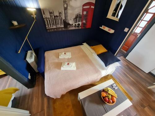 セルカークにあるENTIRE Lovely Scottish Cottageのベッド1台、テーブル(フルーツボウル付)が備わる小さな客室です。