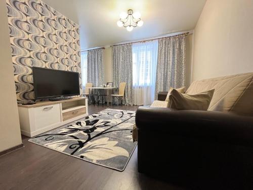 Nezavisimosti 52 LIDO في مينسك: غرفة معيشة مع أريكة وتلفزيون بشاشة مسطحة