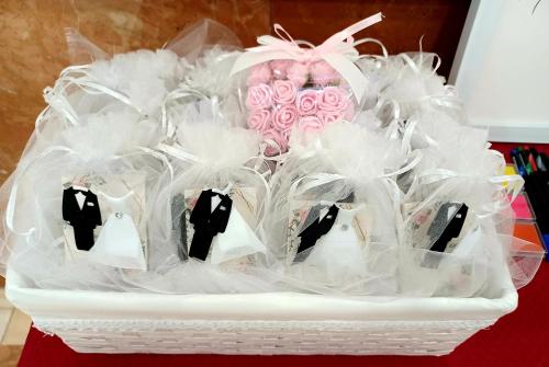 a basket filled with pink roses and a pink cake at Hotel Santa Cecilia in Ciudad Real