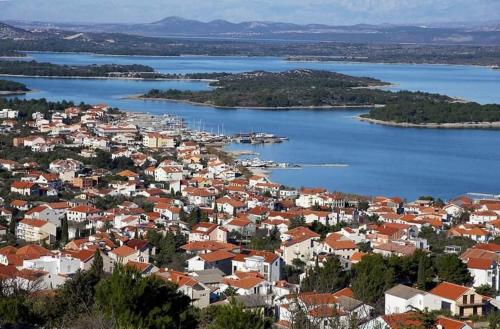 an aerial view of a town on a lake at Studio apartman Nela in Murter