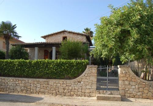 a stone fence in front of a house at Casa Romano - Marina di Modica in Marina di Modica