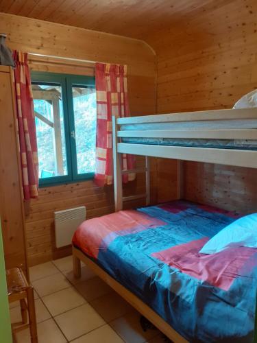 1 dormitorio con litera en una cabaña en Les chalets du belvédère de mallet, en Sarrus
