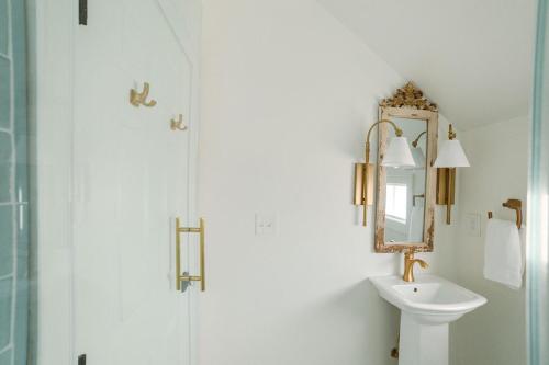 a bathroom with a sink and a mirror at Guesthouse Charleston EAST 44 in Charleston