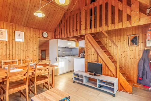 - une salle à manger et une cuisine dans une cabane en rondins dans l'établissement Calm chalet close to Cabourg center - Welkeys, à Cabourg