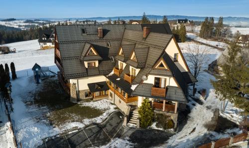 eine Luftansicht eines Hauses im Schnee in der Unterkunft Na Wierchu in Bukowina Tatrzańska