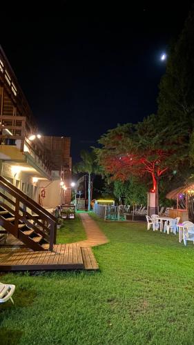Taman di luar Ayres Village Apart