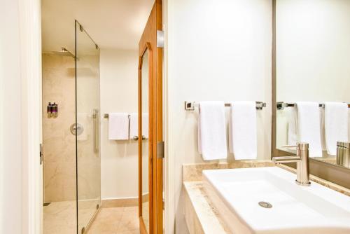 a bathroom with a sink and a shower at Fiesta Inn Tijuana Otay Aeropuerto in Tijuana