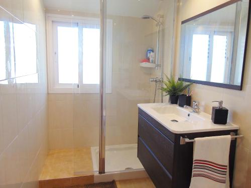 y baño con ducha y lavamanos. en Luxury EL BRILLANTE Apartament, en Fuengirola