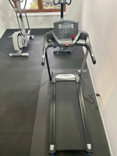 Apartamenty Hucułにあるフィットネスセンターまたはフィットネス設備