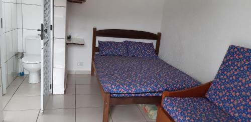una piccola camera con letto e servizi igienici di 0006.04 - Maranduba - KitNet 1º Andar - 4 Pessoas - 3 Quadras Do Mar - Piscina Coletiva - WIFI a Ubatuba