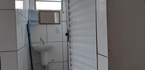 bagno con lavandino e specchio di 0006.04 - Maranduba - KitNet 1º Andar - 4 Pessoas - 3 Quadras Do Mar - Piscina Coletiva - WIFI a Ubatuba