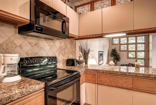 Two-Bedroom River Glen Condo 105A – Photos 3