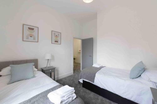 een slaapkamer met 2 bedden naast elkaar bij Town center apartment in Bishops Stortford in Birchanger