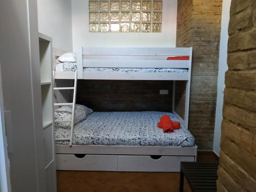 Dviaukštė lova arba lovos apgyvendinimo įstaigoje Casa Sevilla Nervión-Centro