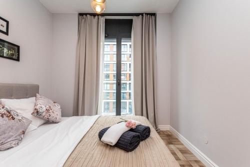 - une chambre avec un lit et une fenêtre dans l'établissement Apartament Active Mercure, à Lublin