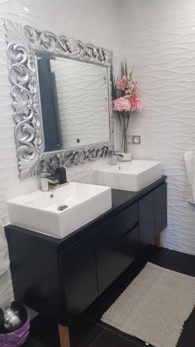 une salle de bain avec un lavabo blanc et un miroir dans l'établissement Maison sud des Landes proche Seignosse/ Capbreton / Soustons, à Tosse