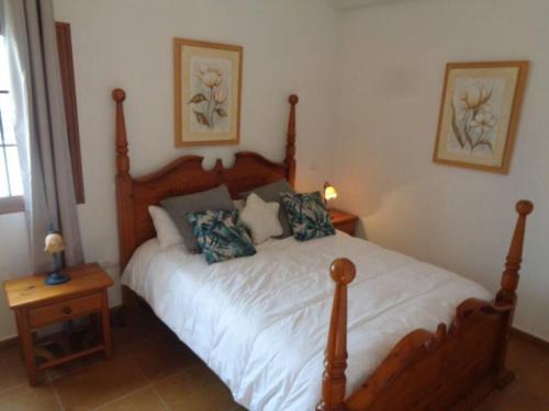 sypialnia z łóżkiem z 2 poduszkami w obiekcie Casa Ana Perez w mieście Antigua