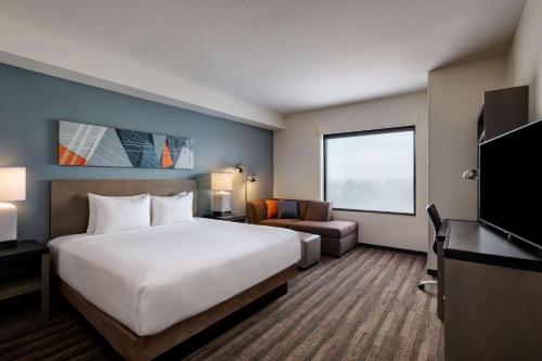 Katil atau katil-katil dalam bilik di Hyatt House Carlsbad