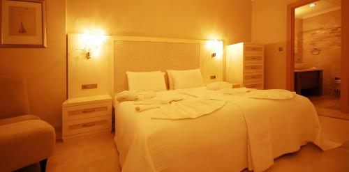 sypialnia z dużym białym łóżkiem w pokoju w obiekcie Apartments Goldcity 2+1 w mieście Kargicak