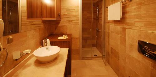 bagno con lavandino e doccia di Apartments Goldcity 2+1 a Kargicak