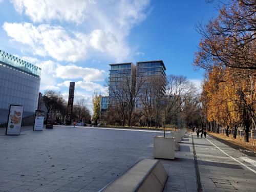 a park with two tall buildings in a city at Apartamenty IMPRESSA BASEN - SPA - SAUNA Lublin Centrum in Lublin