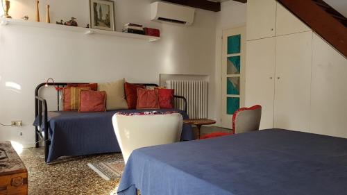 une chambre avec un lit, une table et des chaises dans l'établissement Residenza Emilia, à Venise