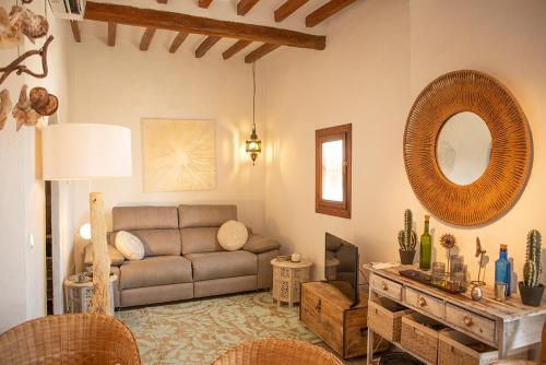 a living room with a couch and a mirror at Casa Mamacita en la playa con vista al mar/Casa Mamacita at the beach with sea view in Villajoyosa