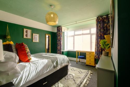 a bedroom with a bed and a green wall at Convenient Step-Free Access Apartment with 6 Parking Spaces, Just 2 Minutes from Town in Ryde