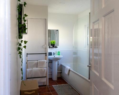 Imagen de la galería de Convenient Step-Free Access Apartment with 6 Parking Spaces, Just 2 Minutes from Town, en Ryde