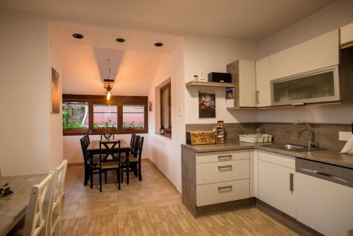 Dapur atau dapur kecil di Zet House