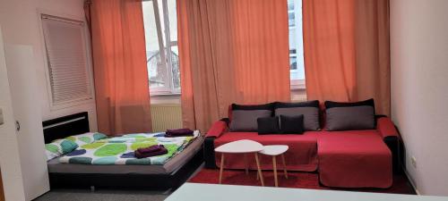 sala de estar con sofá y cama en Gästewohnung Kristall 3, en Salzwedel