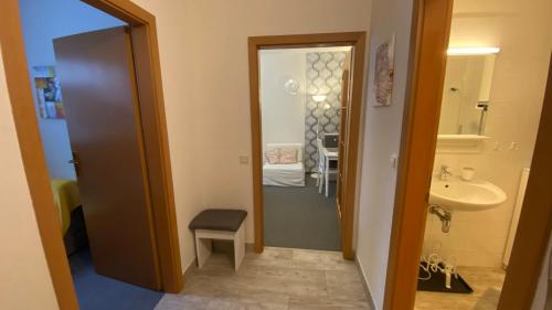 un bagno con un water, un lavandino e uno specchio di Horský apartmán ROKY - Krkonoše a Rokytnice nad Jizerou