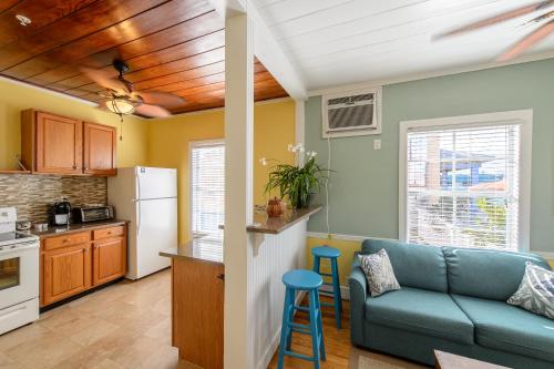 a living room with a couch and a kitchen at Old Colorado Inn in Stuart
