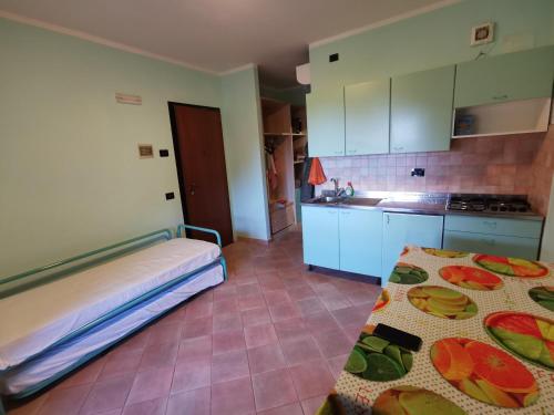 a small room with two beds and a kitchen at Nisportino Vista Mare in Rio nellʼElba