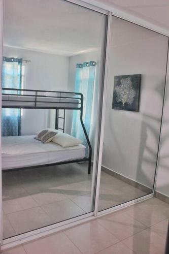 a bedroom with a bunk bed and a mirror at Casa Mar Azul cerca de la playa de Flamenco in Culebra