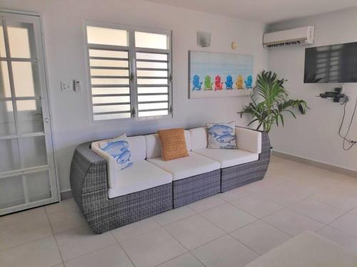 a living room with a couch and a window at Casa Mar Azul cerca de la playa de Flamenco in Culebra