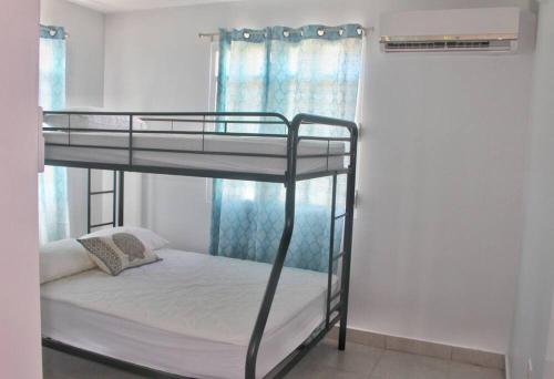 a couple of bunk beds in a room at Casa Mar Azul cerca de la playa de Flamenco in Culebra