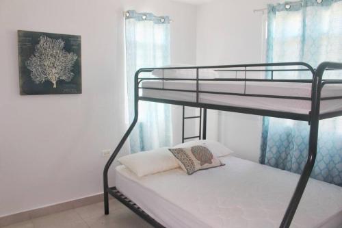 a bedroom with two bunk beds in a room at Casa Mar Azul cerca de la playa de Flamenco in Culebra