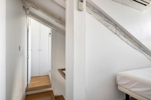 - une chambre avec des murs blancs, un lit et une fenêtre dans l'établissement Minty Stay - Imperial 2BD, à Madrid